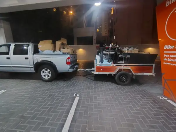 Veículo da equipe carregado para uma mudança