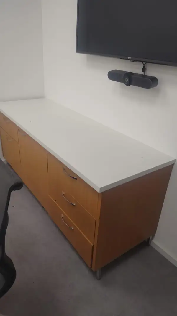 Painel de TV com nicho iluminado entregue